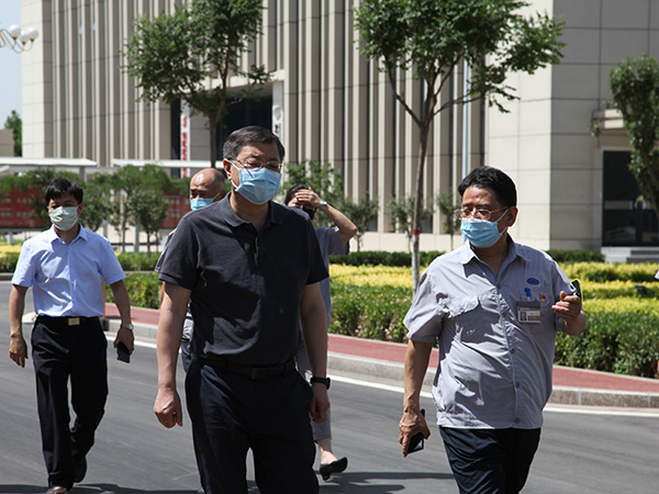 6月2日上午，省工商联主席刘劲松、经联处处长周新合、副处长郝旭光一行三人赴盛华企业集团调研企业复工复产情况并就全国“两会”精神进行宣讲。县委统战部部长祁立广，县工商联主席吴红梅陪同调研。